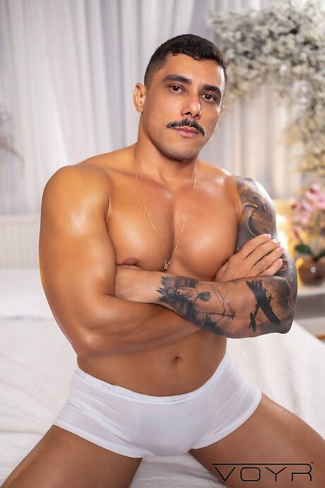 帥哥 Caio Rodrigues 和帥哥 Thiago Moraes 在吸吮雞巴後操屁股