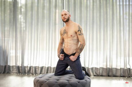 De goed gebouwde Allen King en de sterke man Guillaume Wayne zijn dol op elkaar