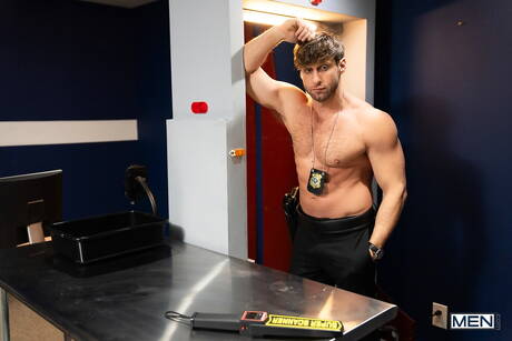 Der amerikanische Bulle Dom King und Foxy Alex wichsen mit einem Sexspielzeug