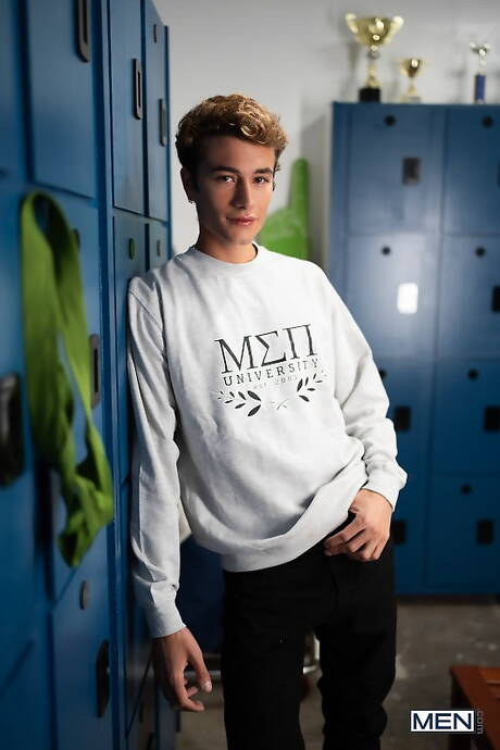 Der Latino-Schönling Angel Elias und der schöne Junge Marco Alessandro lutschen und ficken sich gegenseitig