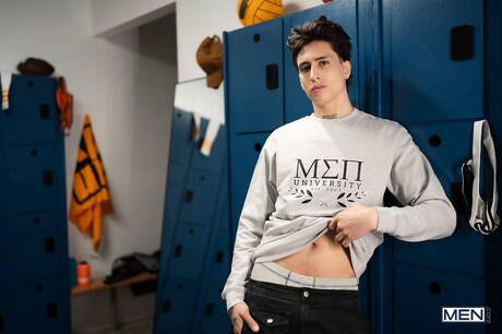 Der Latino-Schönling Angel Elias und der schöne Junge Marco Alessandro lutschen und ficken sich gegenseitig