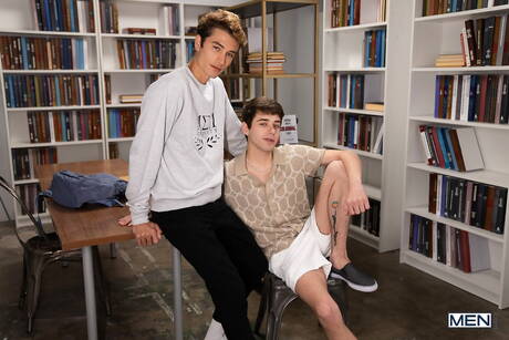 Der amerikanische Junge Joey Mills und der heiße Twink Marco Alessandro lutschen und ficken sich gegenseitig