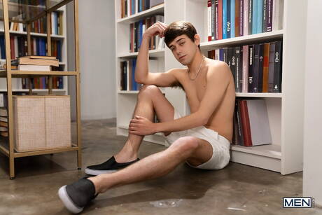 Der amerikanische Junge Joey Mills und der heiße Twink Marco Alessandro lutschen und ficken sich gegenseitig