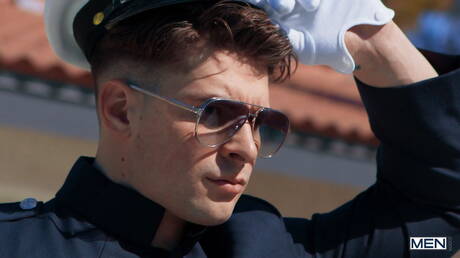 加拿大肌肉發達的馬利克·德爾加蒂和美國年輕人傑克·沃特斯在戶外吸吮雞巴