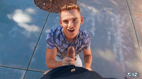 加拿大肌肉發達的馬利克·德爾加蒂和美國年輕人傑克·沃特斯在戶外吸吮雞巴