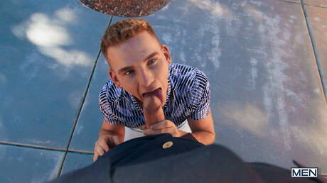 加拿大肌肉發達的馬利克·德爾加蒂和美國年輕人傑克·沃特斯在戶外吸吮雞巴