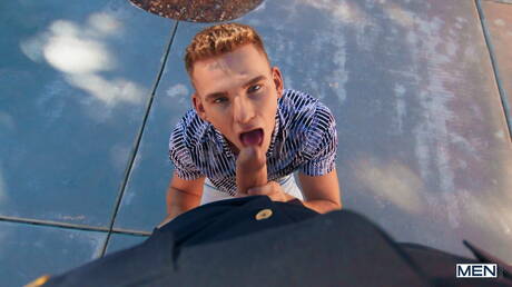 加拿大肌肉發達的馬利克·德爾加蒂和美國年輕人傑克·沃特斯在戶外吸吮雞巴