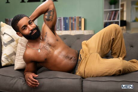 Men: 美しい男ジョーイ・ミルズとホットな仲間シャドウが熱い異人種間のアナルファックアクションで遊ぶ