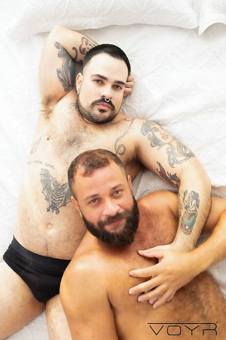 Voyr: Beefy Jp and beefy J Gatsby have a good oral sex outside