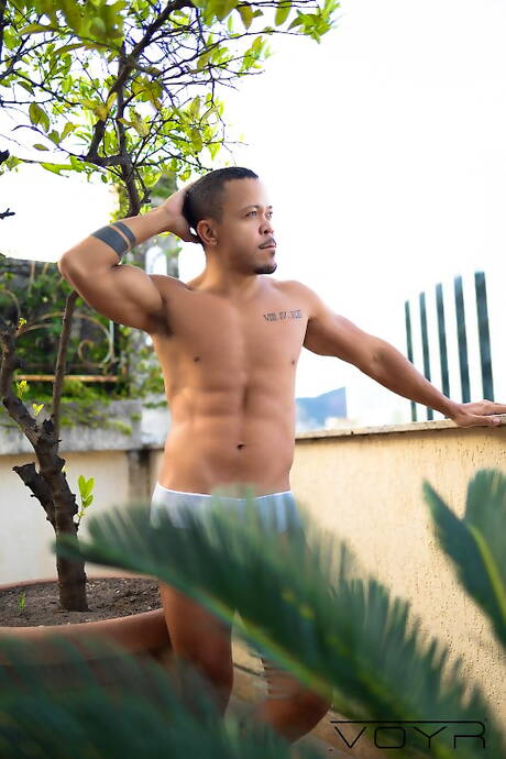 大力士尤里·奧伯龍和帥哥愛德華多·門佐拉在廚房裡享受口交