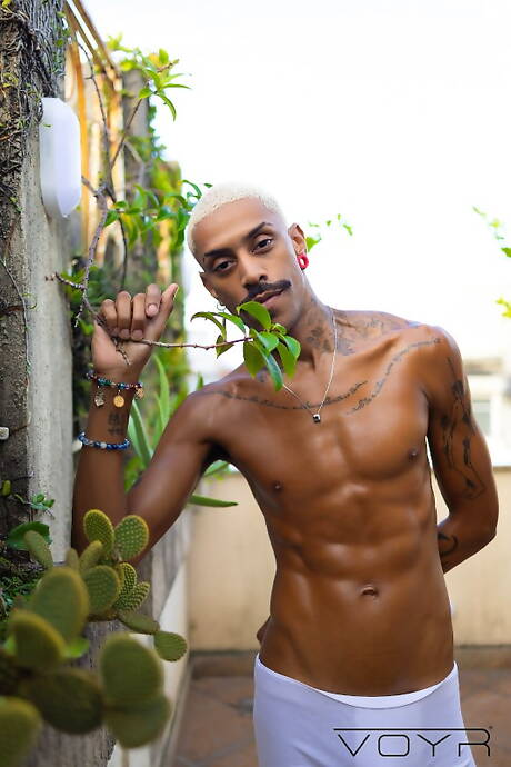 스트롱맨 유리 오베론과 잘생긴 남자 에두아르도 멘조라가 주방에서 즐거운 오럴 섹스를 즐긴다