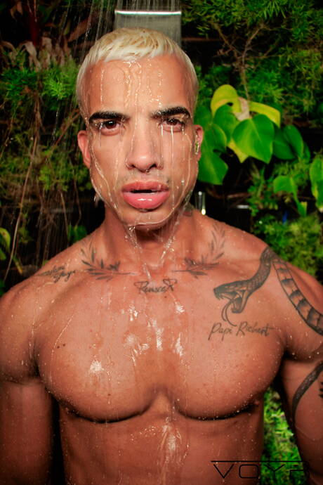 セクシーな男ライハイム・シャバズとホットな仲間ランディが熱いシャワーでチンポをシコシコする