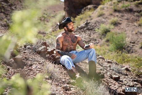 Le costaud Sage Roux et le costaud Joel Hart ont une scène de couple torride à l