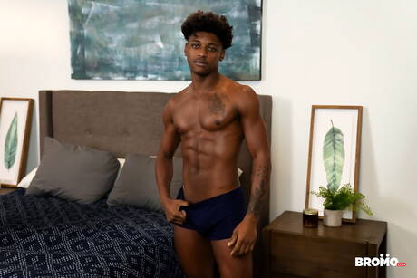 Piękni amerykańscy chłopcy, twardziel Trevor Brooks i przystojny facet Ty Santana w czarnym na białym seksie analnym