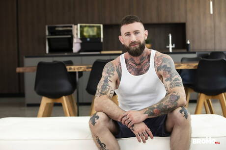 Der amerikanische Muskelprotz Troy Daniels und der brasilianische Muskelprotz John Brachalli lieben sich