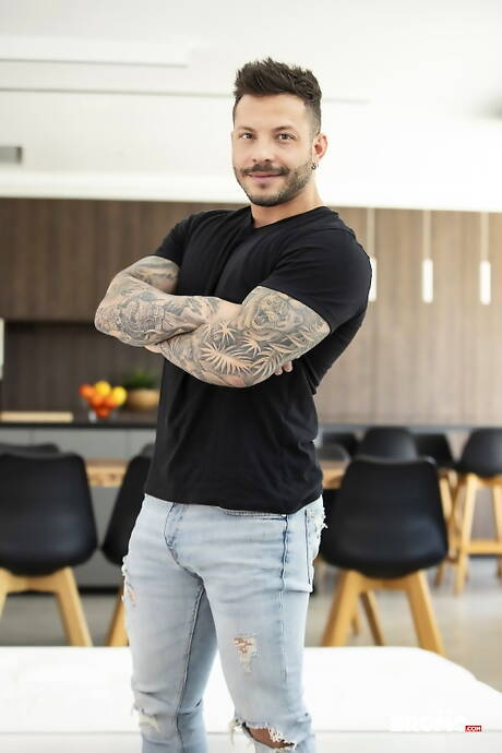 Men.com: American muscular Troy Daniels and brazilian muscular John Brachalli love each other