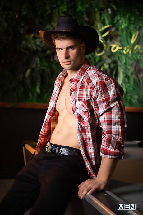 Die muskulösen Kanadier Malik Delgaty und Zack Mackay ziehen sich aus und zeigen ihren knackigen Hintern