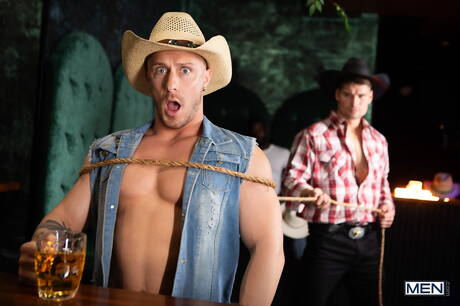 加拿大肌肉發達的馬利克·德爾加蒂和扎克·麥凱脫衣服，露出緊實的臀部