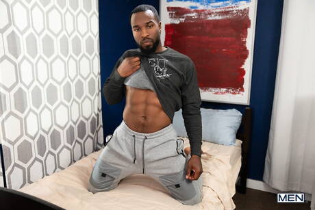 アメリカのホットなトゥインク、ジョーイ・ミルズとデンゼルが異人種間の愛を育む