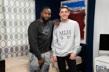 アメリカのホットなトゥインク、ジョーイ・ミルズとデンゼルが異人種間の愛を育む