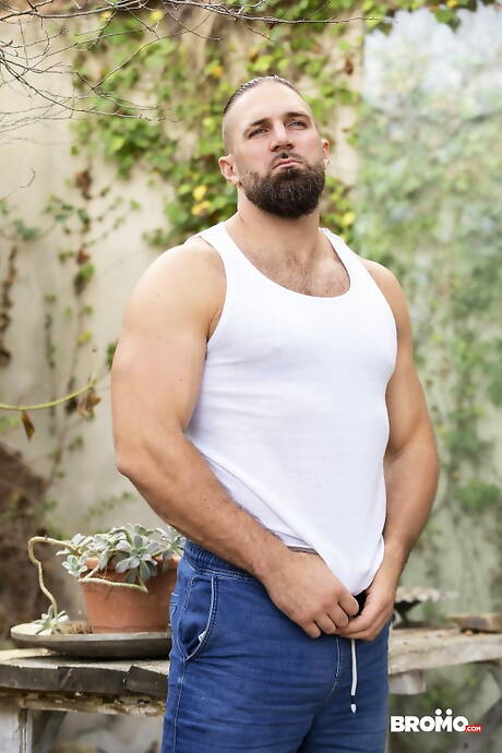 Der spanische harte Kerl Allen King und der amerikanische Muskelprotz Chuck Conrad haben Analsex im Freien