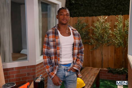 Dwóch amerykańskich facetów, bull Dom King i husky Ty Santana, prezentują dobrze zbudowane ciało