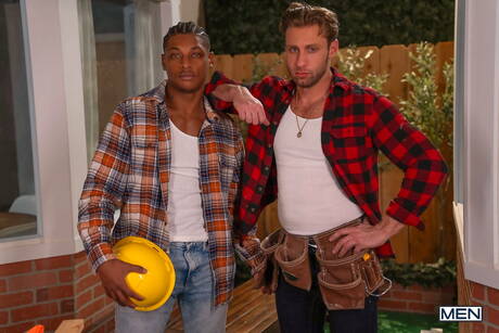 Zwei amerikanische Jungs, Bulle Dom King und stämmiger Kerl Ty Santana zeigen einen gut gebauten Körper