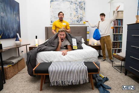 Caras americanos gostosos e fortes, Dom King, e o bonitão Sumner Blayne mostram um corpo musculoso