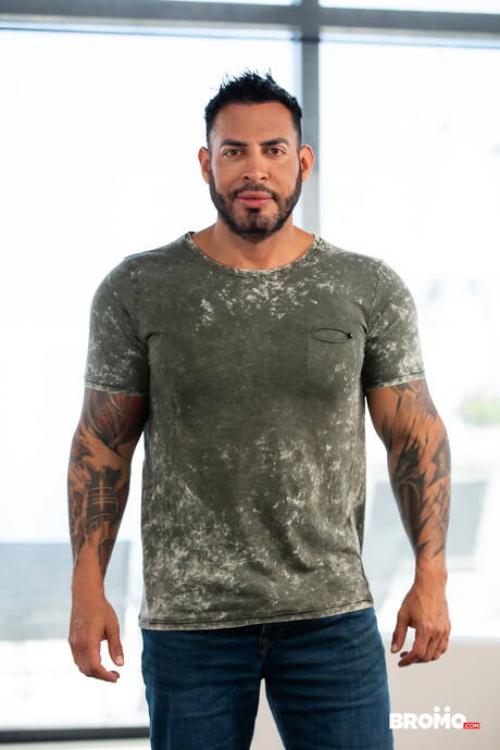 Men.com: Latino bull Pietro Duarte and venezuelan strongman Viktor Rom banged each other