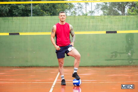 Der schöne Kerl Mrdeepvoice und der attraktive Junge Derek Kage zeigen draußen einen starken Körper