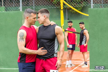 Der schöne Kerl Mrdeepvoice und der attraktive Junge Derek Kage zeigen draußen einen starken Körper