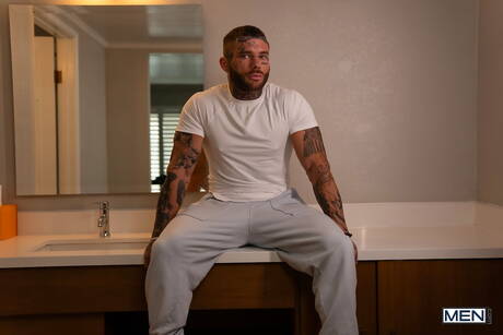 Men: American young dude Joey Mills and british bodybuilder Joel Hart in hot homosexual action