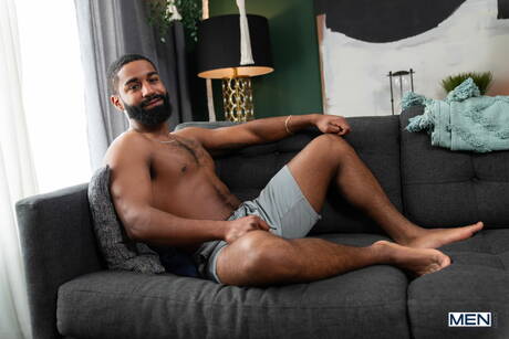 Gli amici focosi Joey Mills, Sumner Blayne e Shadow in un bollente sesso anale a tre interrazziale