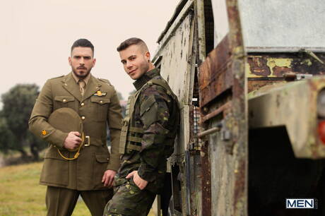 Der englische Muskelprotz Paddy Obrian und der gut gebaute Spanier Allen King lieben sich im Freien