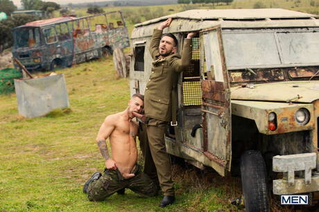 Der englische Muskelprotz Paddy Obrian und der gut gebaute Spanier Allen King lieben sich im Freien