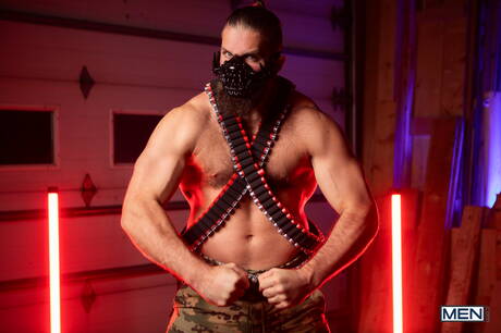 Die muskulösen Amerikaner Chuck Conrad und Daddy Cakes lutschen und ficken sich gegenseitig