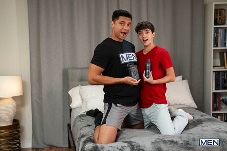 Andre Stone und der heiße amerikanische Twink Sam Ledger in einer heißen homosexuellen Szene