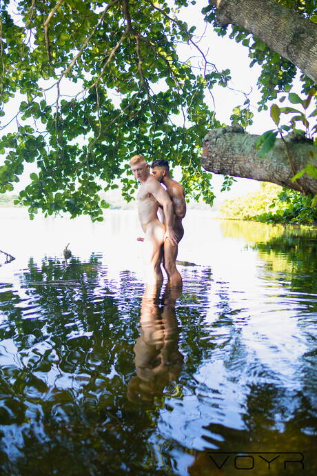 帥哥蓋爾和帥哥馬特·埃利斯在海灘後享受了一場精彩的肛交