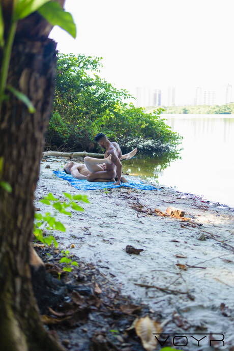 帥哥蓋爾和帥哥馬特·埃利斯在海灘後享受了一場精彩的肛交