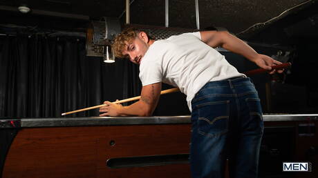 Gorący facet Malik Delgaty i atrakcyjny chłopak Jackson Cooks rozbierają się i pokazują ładny tyłek