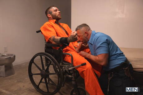 Der starke britische Bulle Joel Hart und der amerikanische Bär Cole Connor in heißer Arschfick-Action