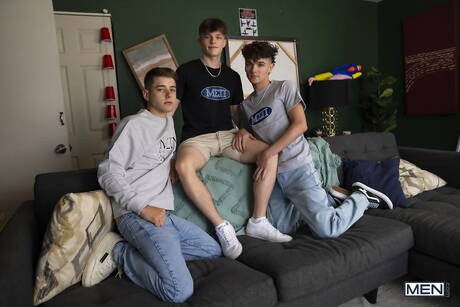 Die geilen Kumpels Joey Mills, Jake Preston und Aaron Elias in einer Dreier-Fickszene