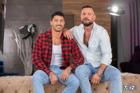 Der portugiesische erwachsene Bär Sir Peter und der amerikanische Bär Lobo Carreira zeigen einen kräftigen Körper