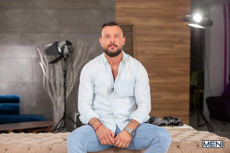 Der portugiesische erwachsene Bär Sir Peter und der amerikanische Bär Lobo Carreira zeigen einen kräftigen Körper