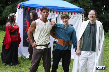 El toro latino Kenzo Alvarez y el corpulento estadounidense Danny Fantasy en una escena homosexual caliente al aire libre