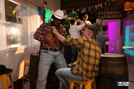 Americani sexy, il giovane ragazzo Jake Preston e il toro forte Tony Genius in amore nero su bianco