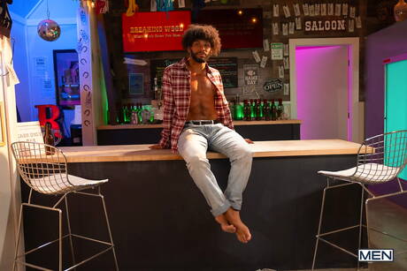 Les Américains sexy, le jeune garçon Jake Preston et le taureau fort Tony Genius en noir sur blanc s