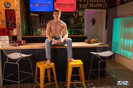 Americani sexy, il giovane ragazzo Jake Preston e il toro forte Tony Genius in amore nero su bianco