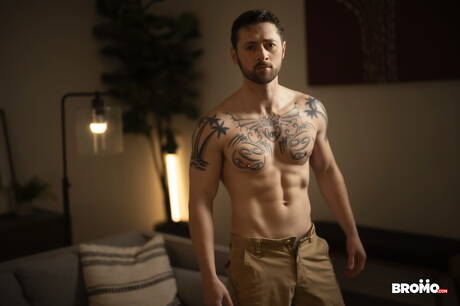 Beefcake Lane i muskularny czarny Ty Santana w twardym międzyrasowym seksie analnym