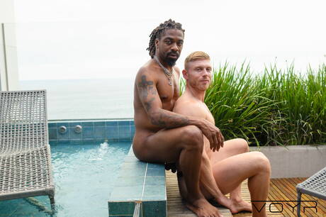 Le garçon sexy Matt Ellis et le garçon chaud Phat Rabbit Killer se mettent nus et montrent leur cul chaud à l